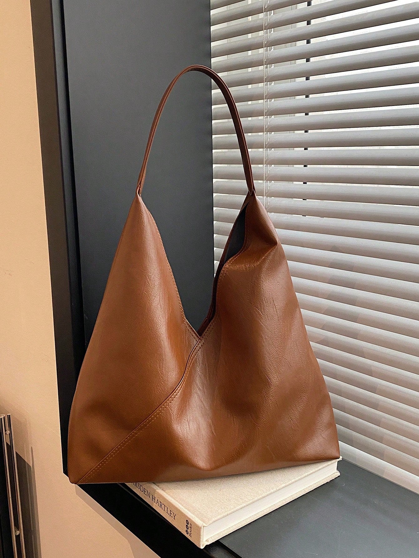 This Year's Women's Large Handbag, New Fashion Design Shoulder Bag, Chic & Stylish Tote Bag